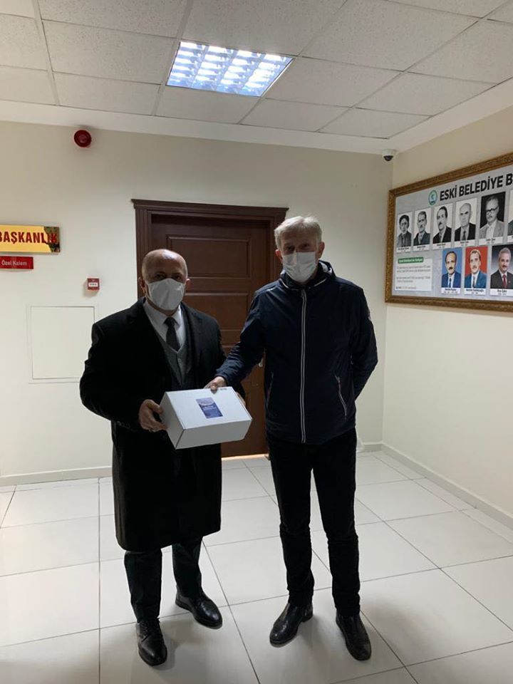 BELEDİYEMİZ TARAFINDAN YAPTIRILAN MASKELERİ VATANDAŞLARIMIZA DAĞITIYORUZ