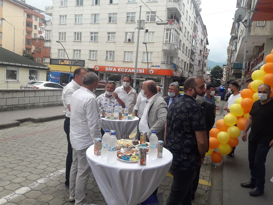BAŞKANIMIZ AÇILIŞ SONRASI ESNAFI ZİYARET ETTİ
