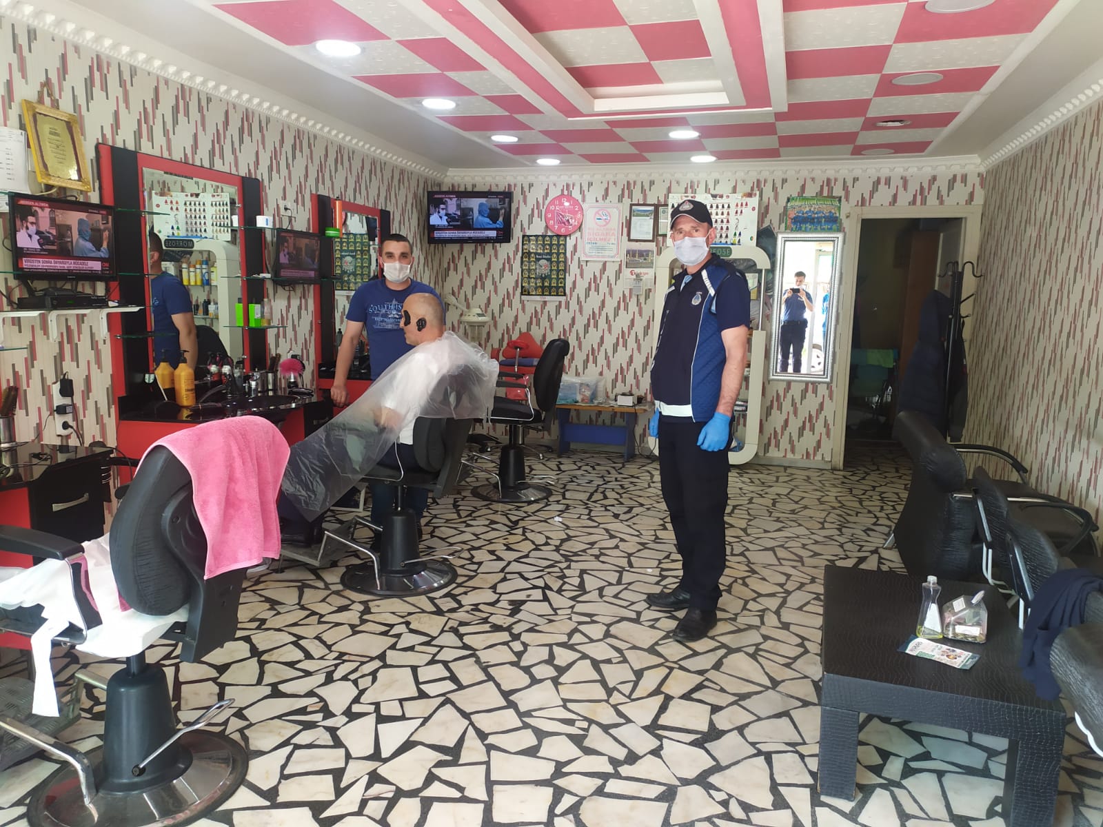  YENİ ÖNLEMLERİ ESNAFA TEBLİĞ EDİYOR