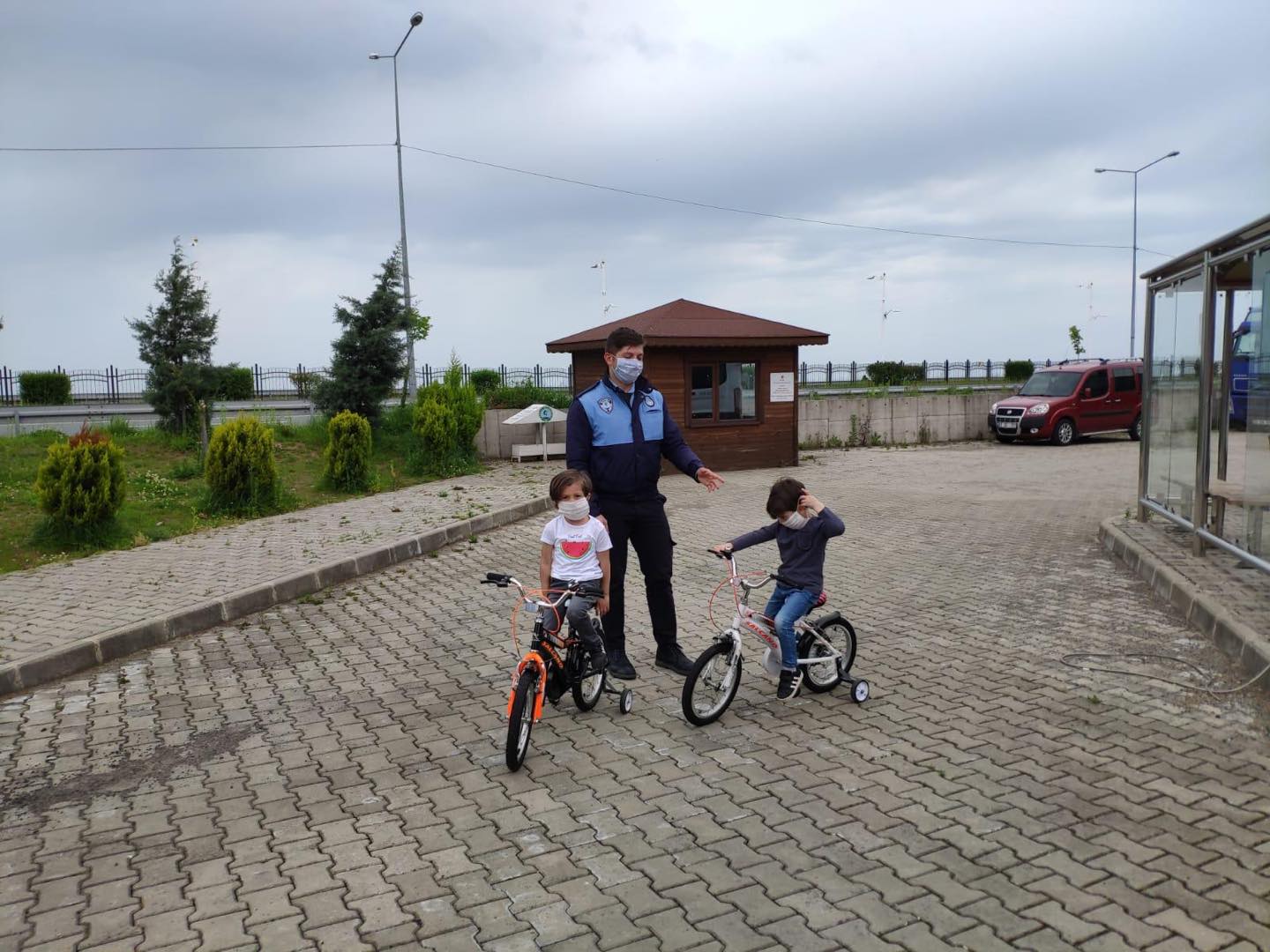 ÇOCUKLARIMIZA MASKE DAĞITILDI
