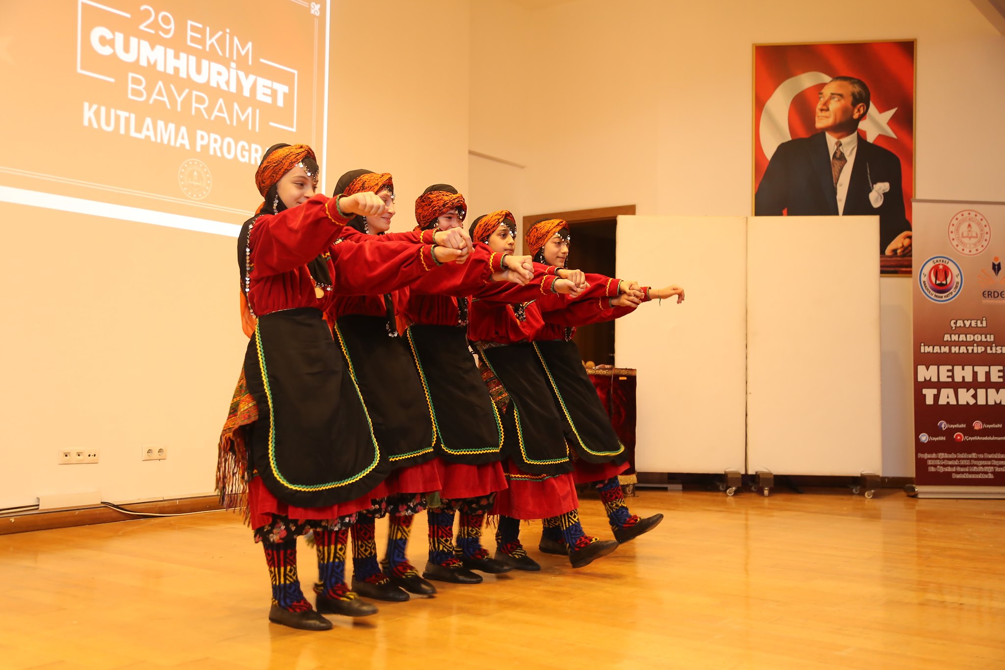 CUMHURİYET BAYRAMI İLÇEMİZDE COŞKUYLA KUTLANDI 