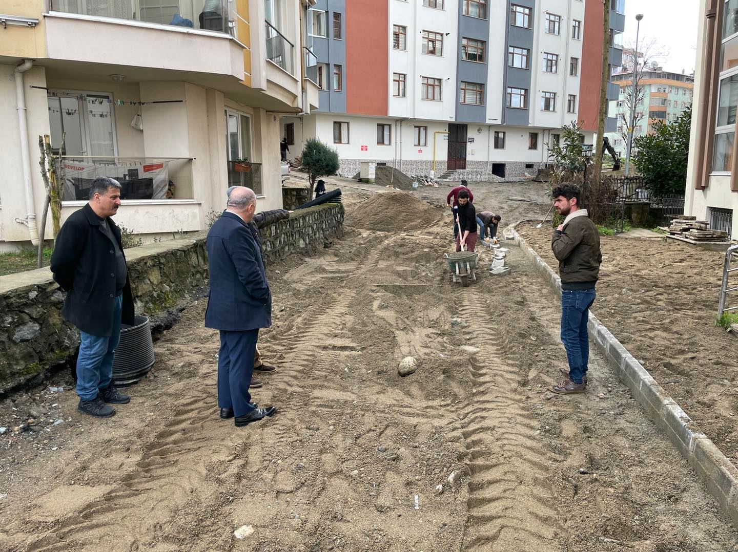 BAŞKANIMIZ MUHTARLARLA BİRLİKTE SAHADA