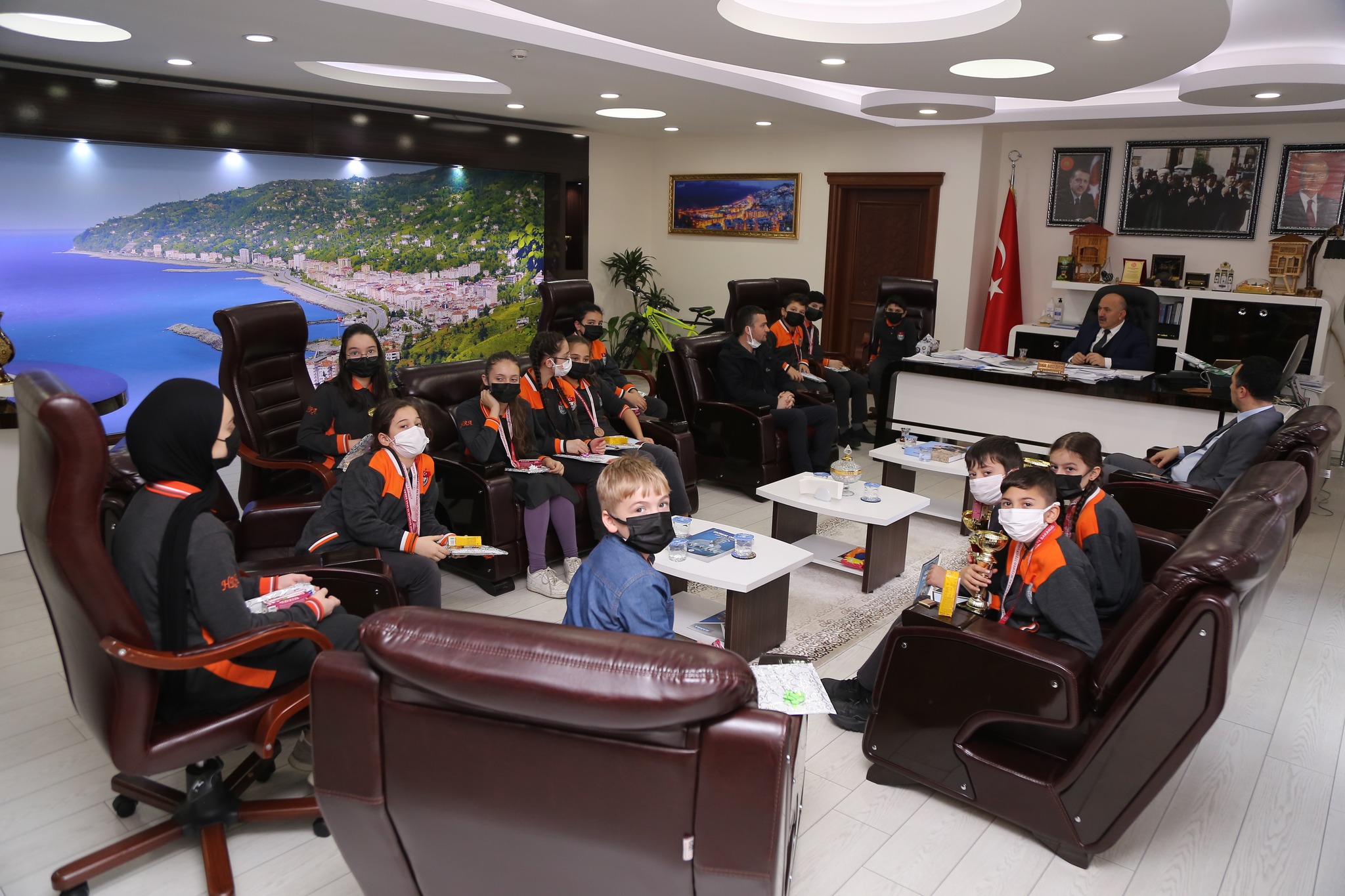 BAŞARILI ÖĞRENCİLERDEN BAŞKANIMIZA ZİYARET
