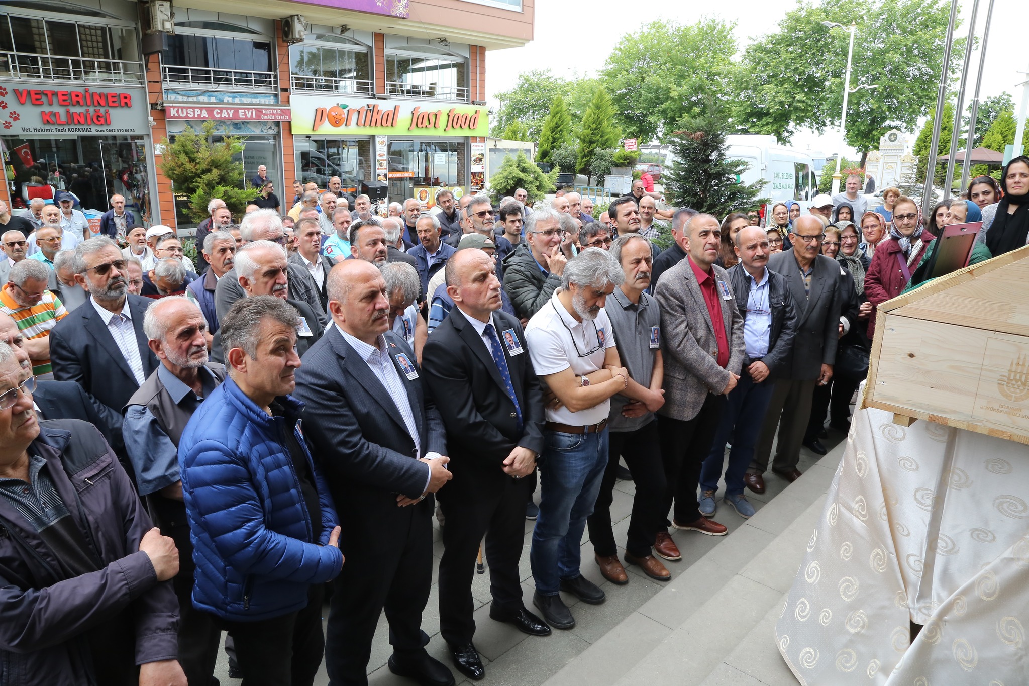 MERHUM BAŞKANIMIZ İÇİN BELEDİYE ÖNÜNDE TÖREN DÜZENLENDİ