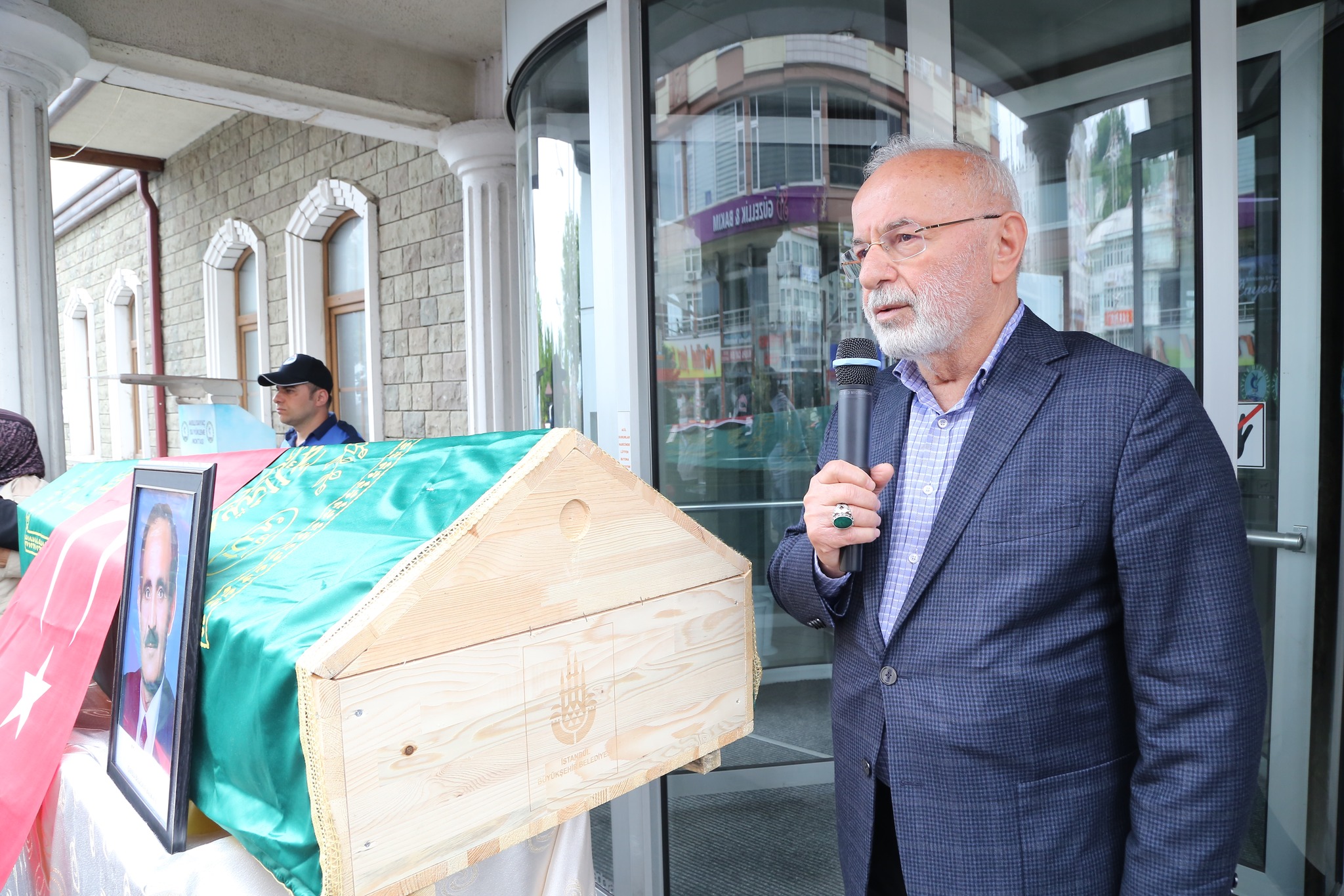 MERHUM BAŞKANIMIZ İÇİN BELEDİYE ÖNÜNDE TÖREN DÜZENLENDİ