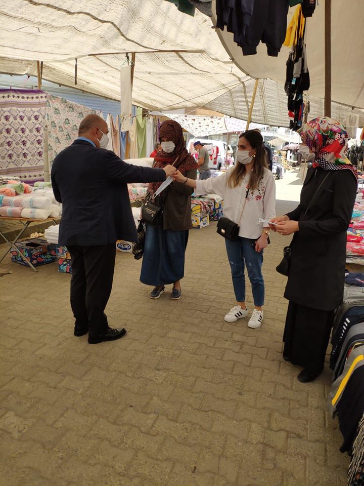 BAŞKANIMIZ GİYSİ PAZARINDA MASKE DAĞITTI