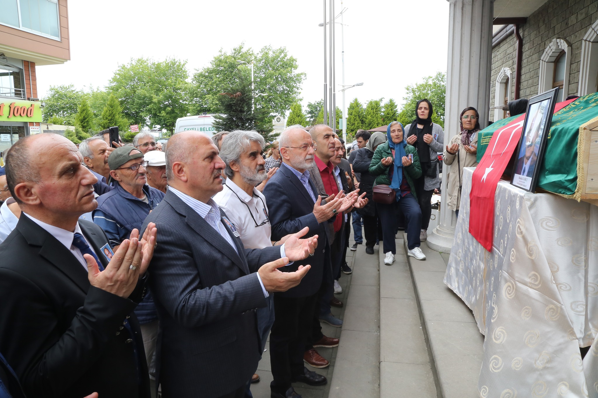 MERHUM BAŞKANIMIZ İÇİN BELEDİYE ÖNÜNDE TÖREN DÜZENLENDİ
