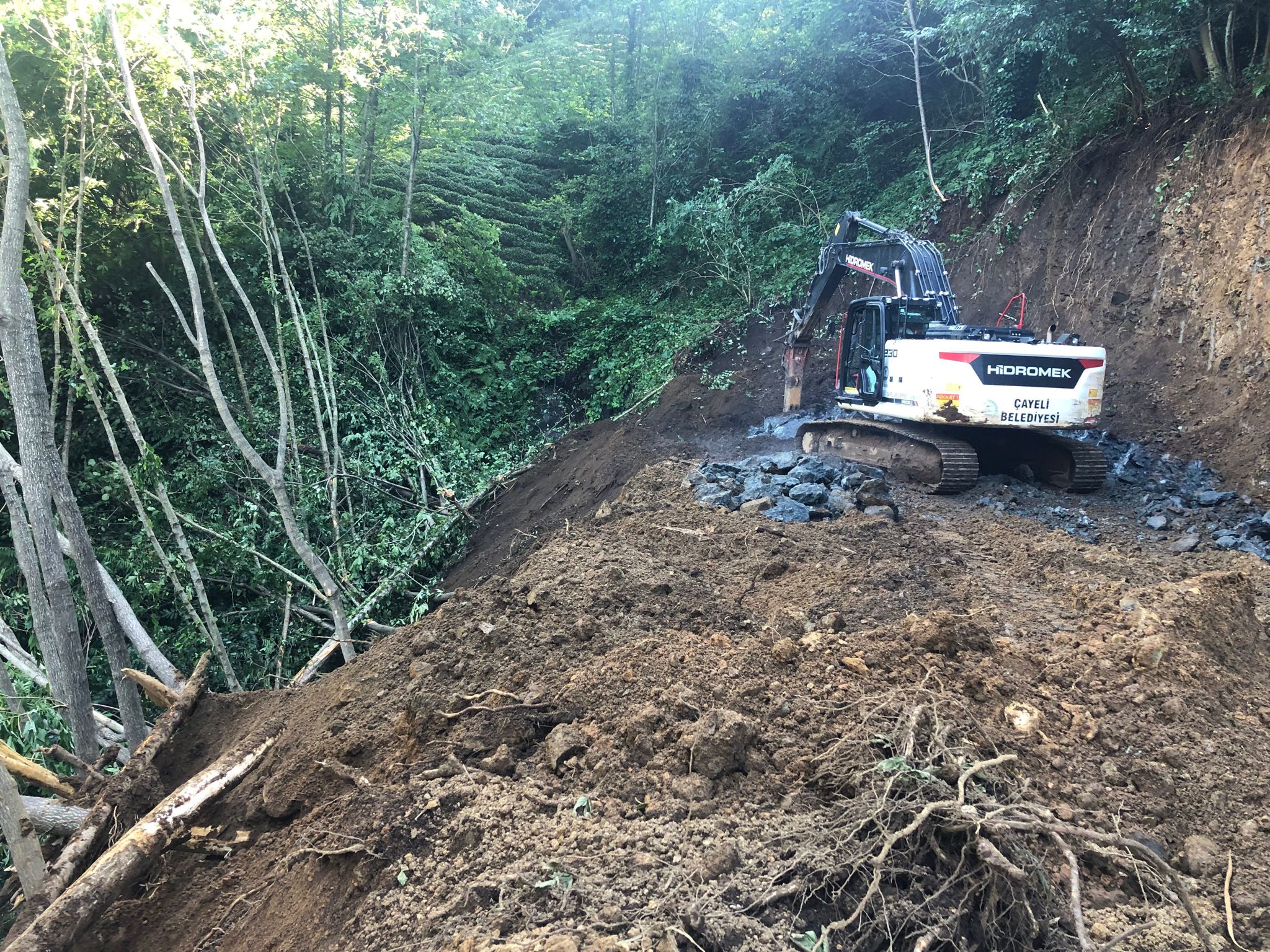 KAMYONUMUZU BULUNDUĞU YERDEN KURTARMAK İÇİN YOL YAPIM ÇALIŞMASINA BAŞLADIK