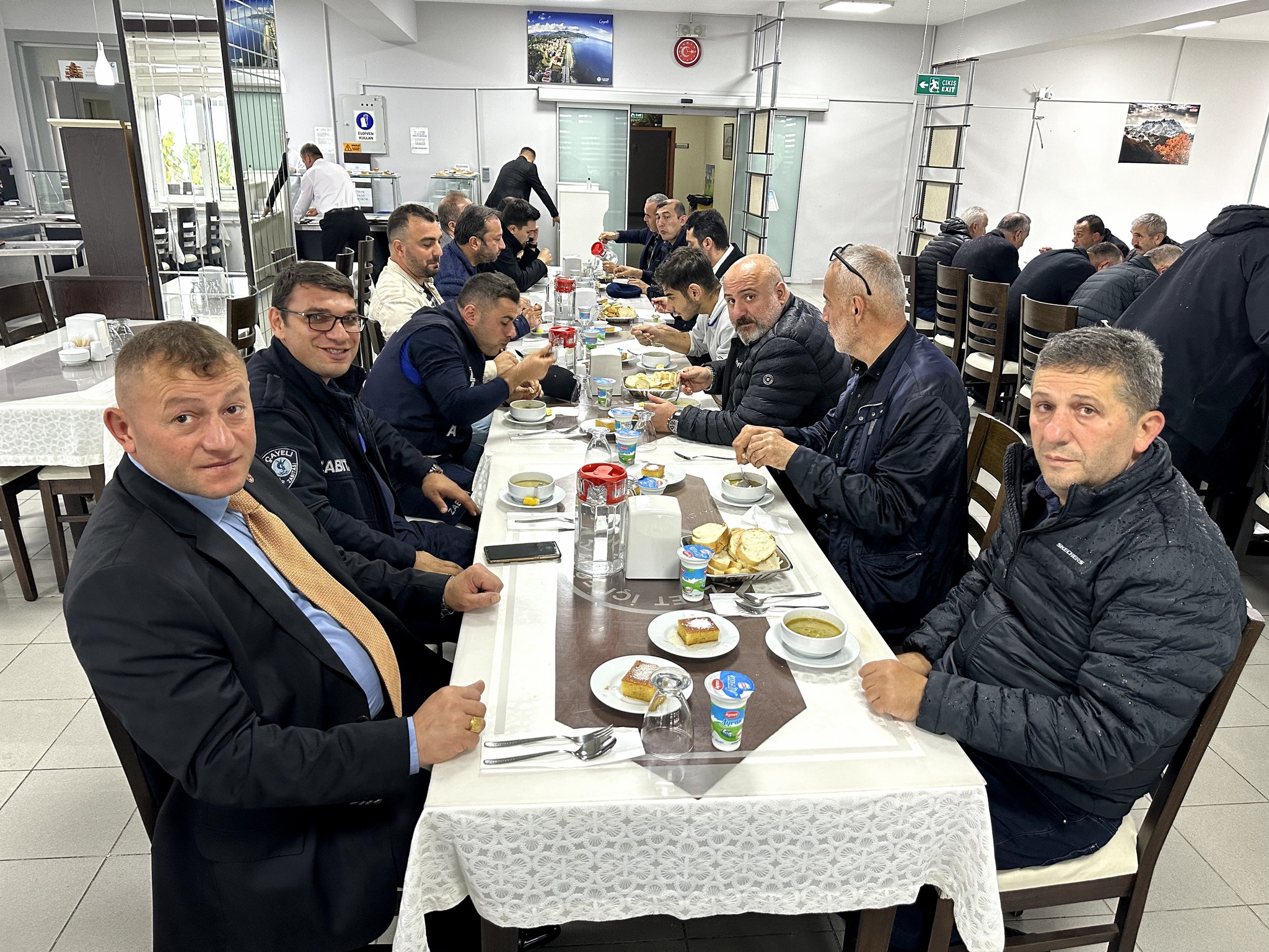 MUHTARLARLA YEMEKTE BİR ARAYA GELİNDİ