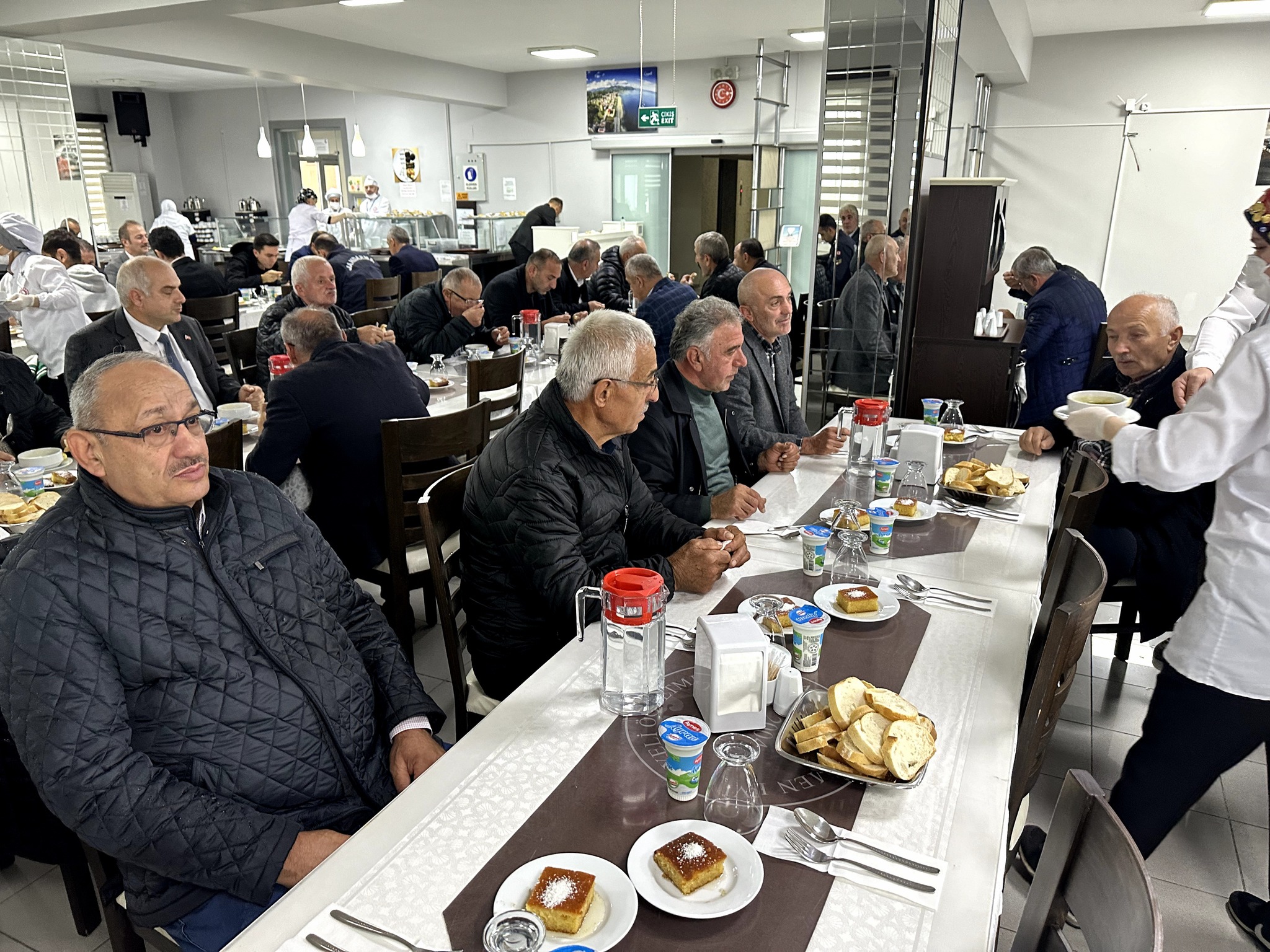 MUHTARLARLA YEMEKTE BİR ARAYA GELİNDİ