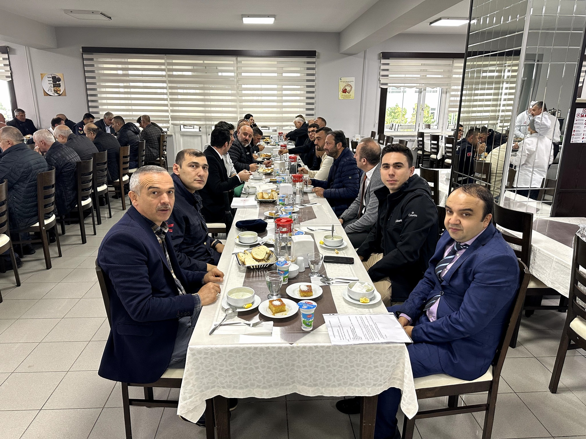 MUHTARLARLA YEMEKTE BİR ARAYA GELİNDİ