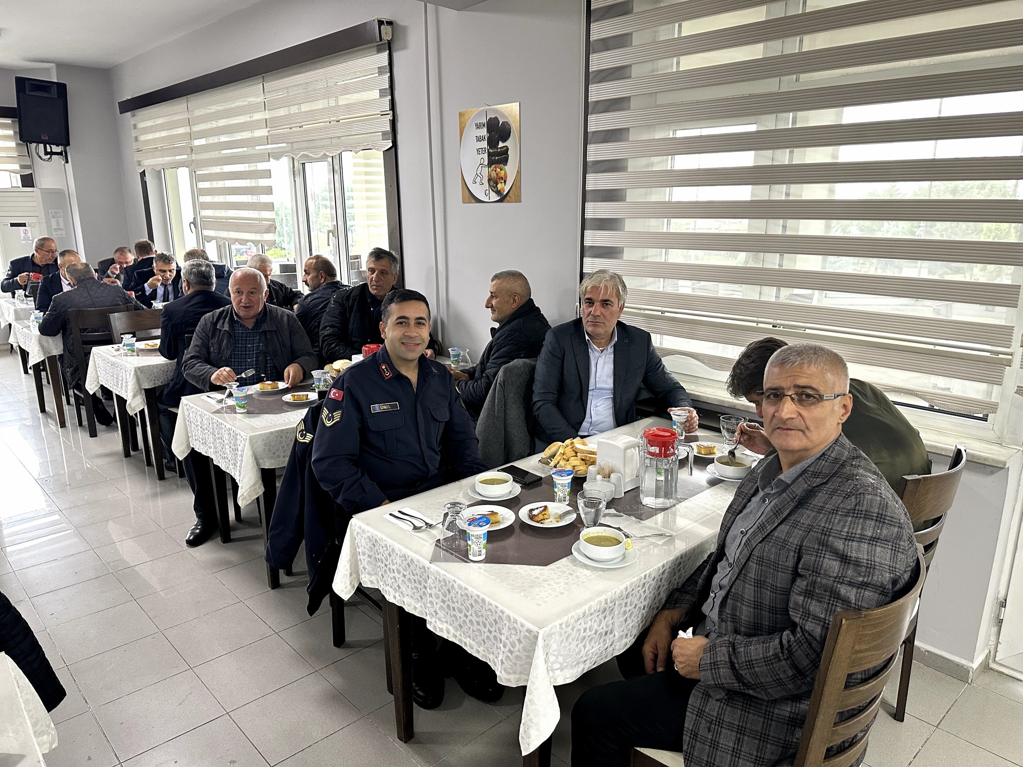 MUHTARLARLA YEMEKTE BİR ARAYA GELİNDİ