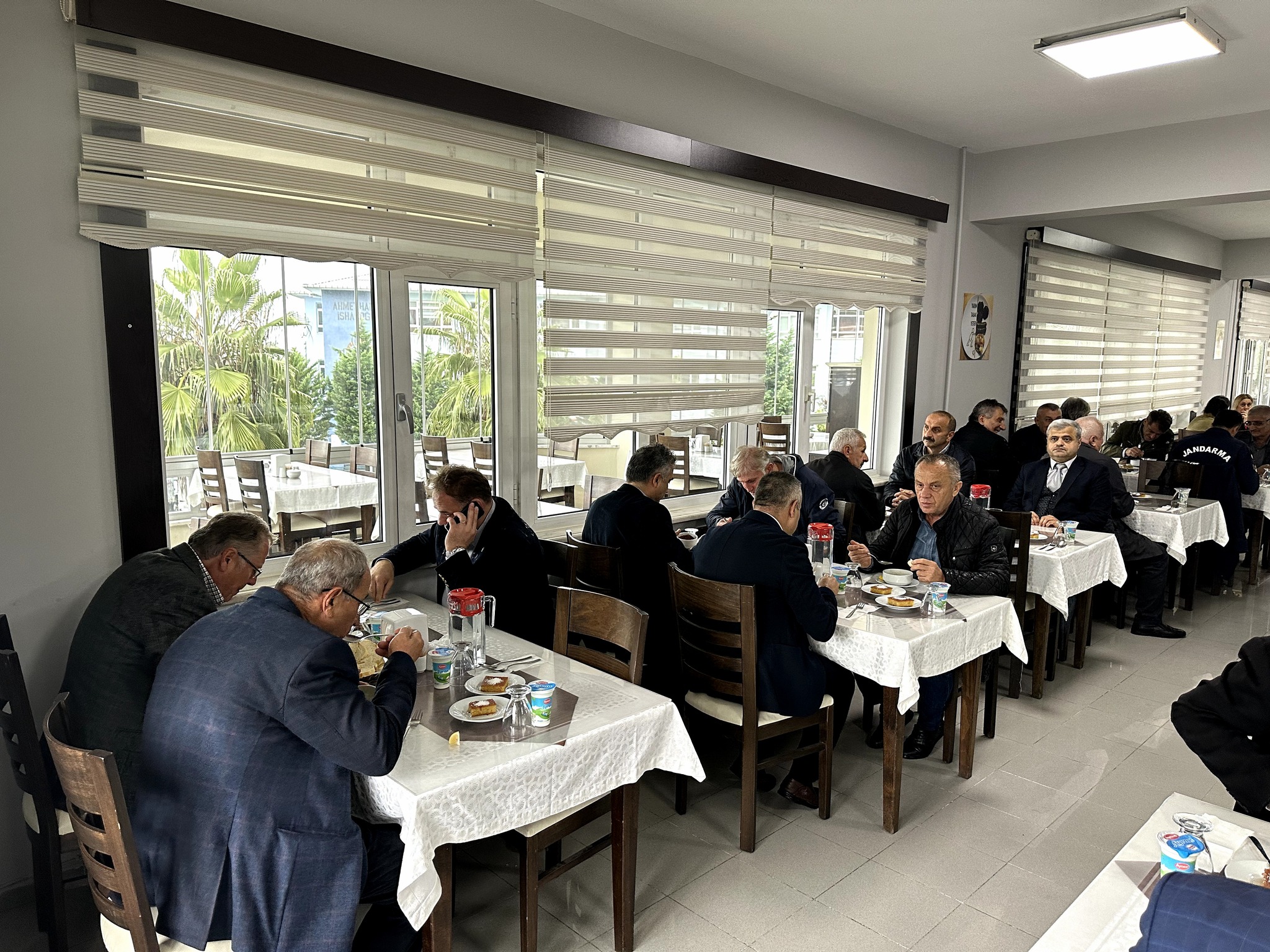MUHTARLARLA YEMEKTE BİR ARAYA GELİNDİ