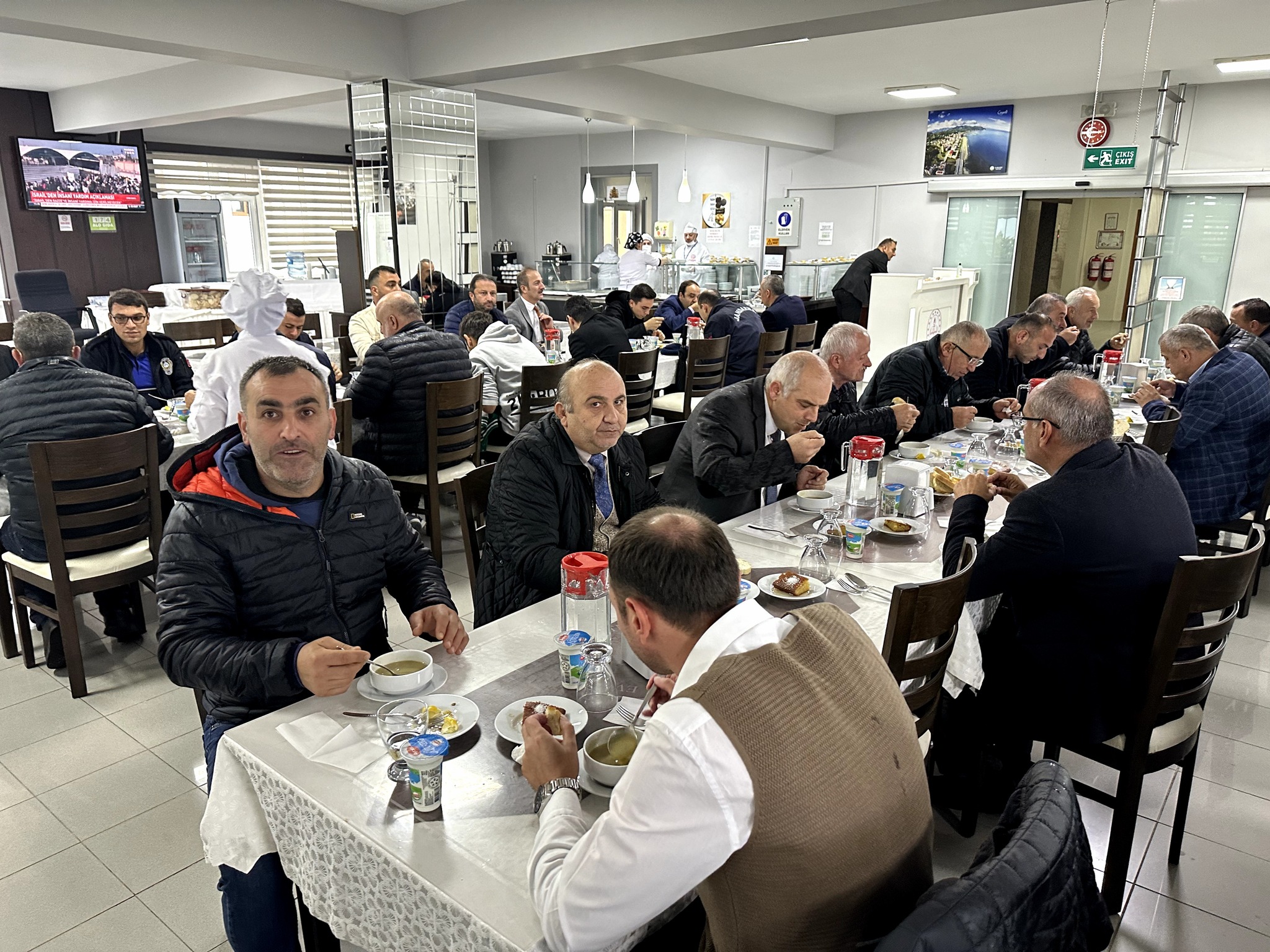MUHTARLARLA YEMEKTE BİR ARAYA GELİNDİ