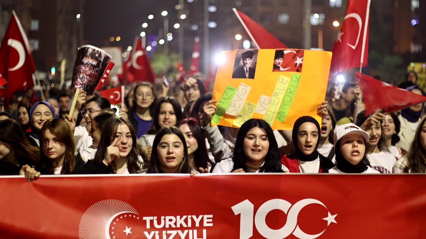 FENER ALAYI GEÇİŞİ ÇOŞKUYLA GERÇEKLEŞTİRİLDİ