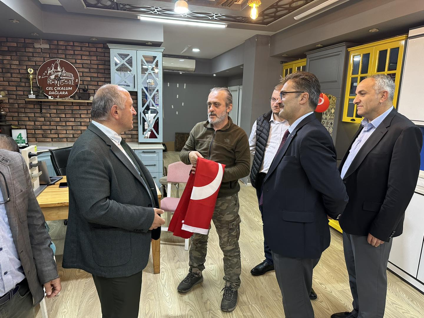 ESNAFIMIZA TÜRK BAYRAĞI DAĞITTIK