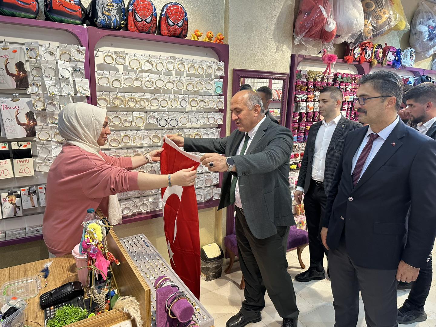 ESNAFIMIZA TÜRK BAYRAĞI DAĞITTIK