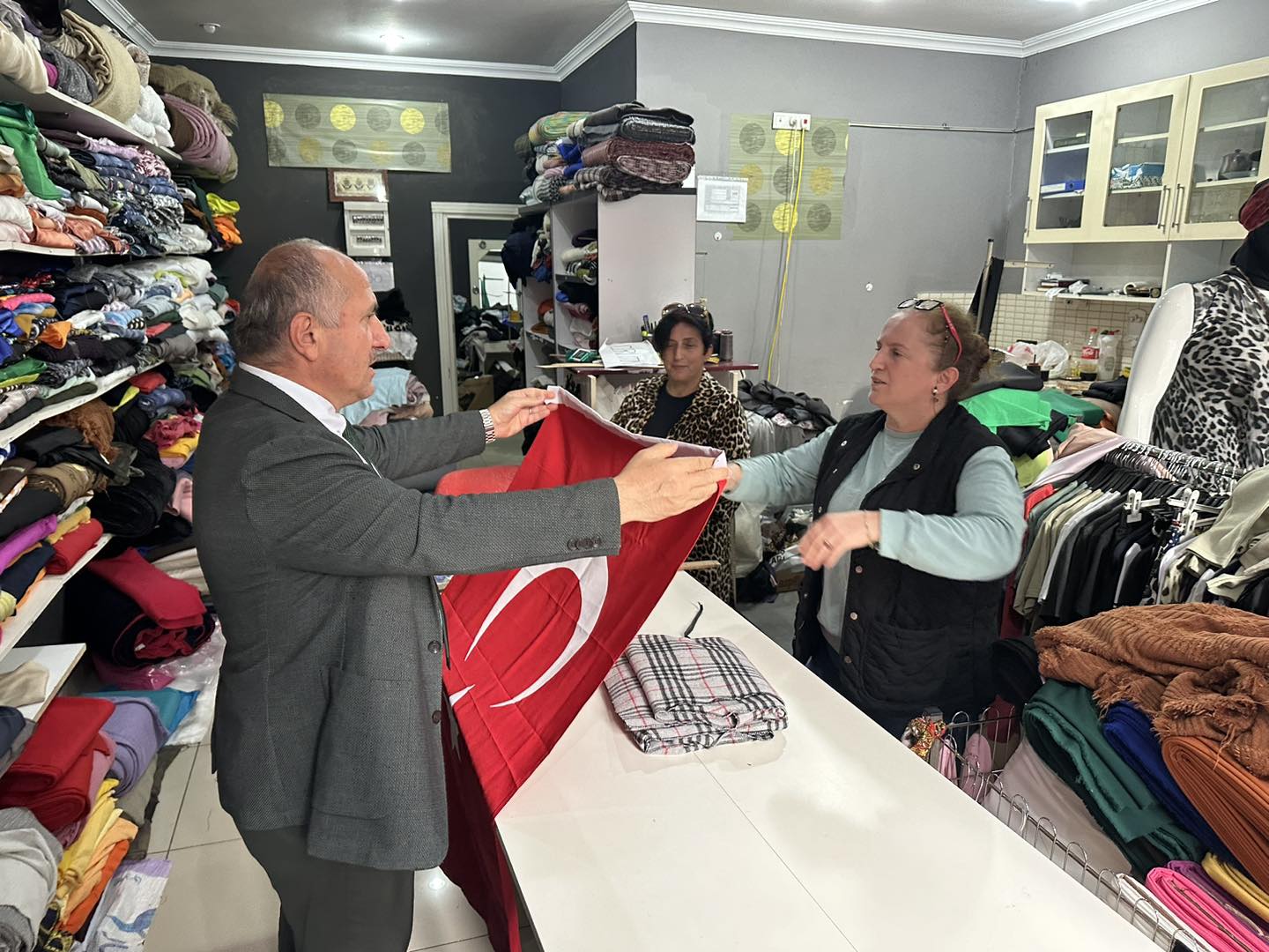 ESNAFIMIZA TÜRK BAYRAĞI DAĞITTIK