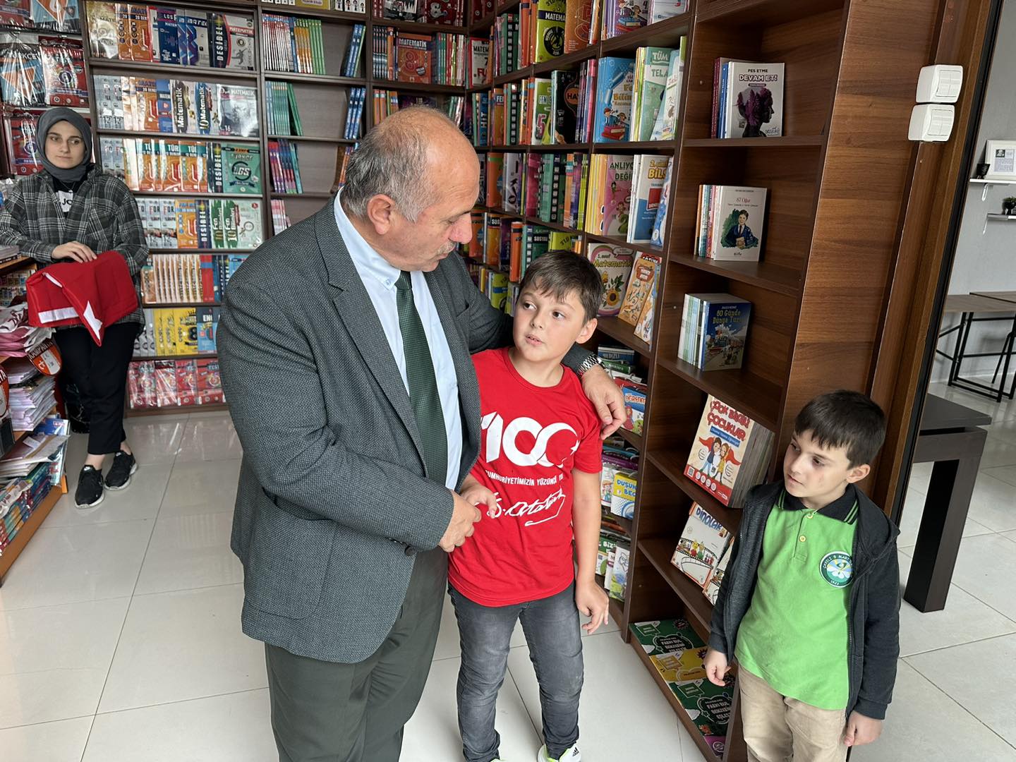 ESNAFIMIZA TÜRK BAYRAĞI DAĞITTIK