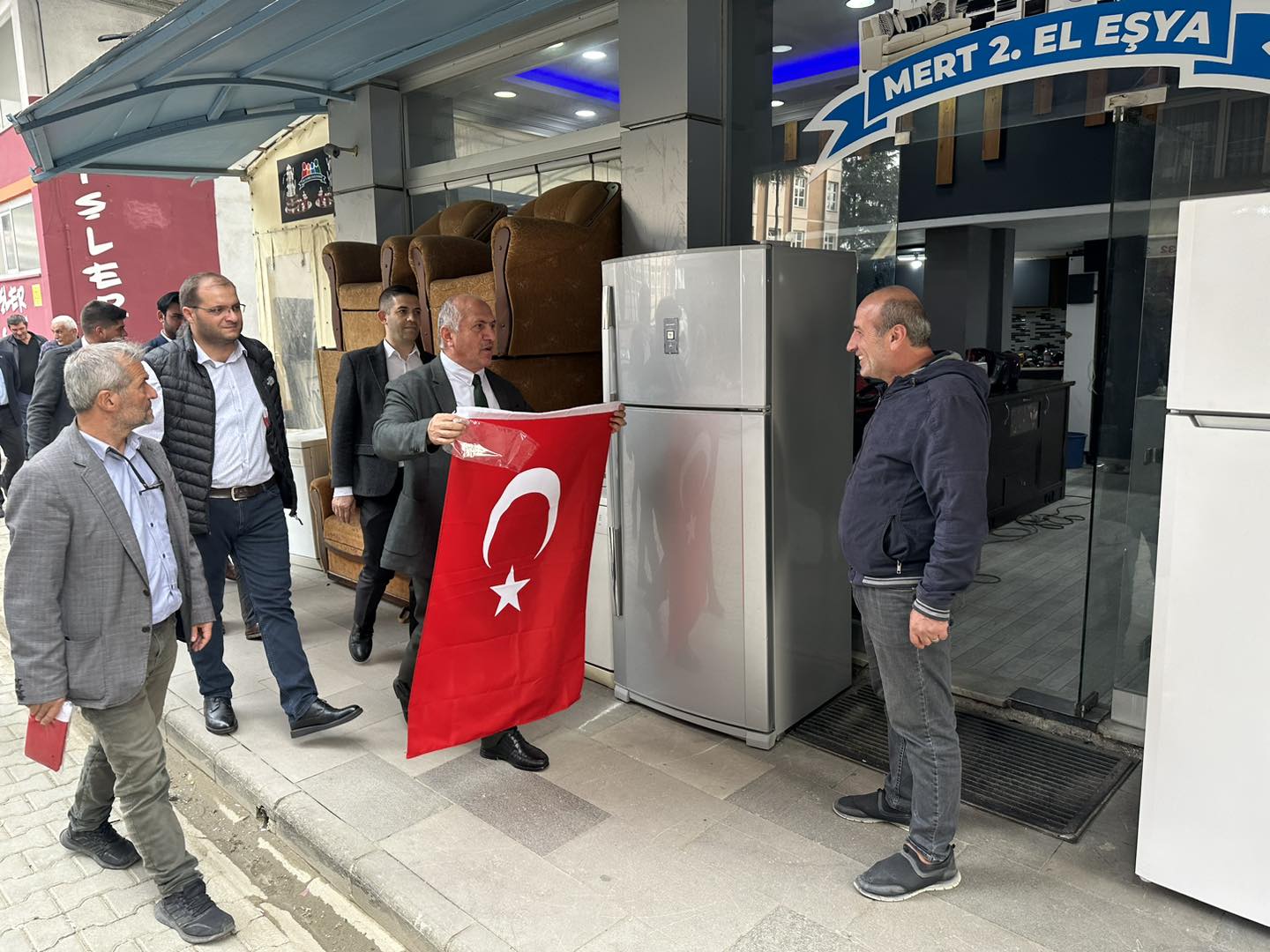 ESNAFIMIZA TÜRK BAYRAĞI DAĞITTIK