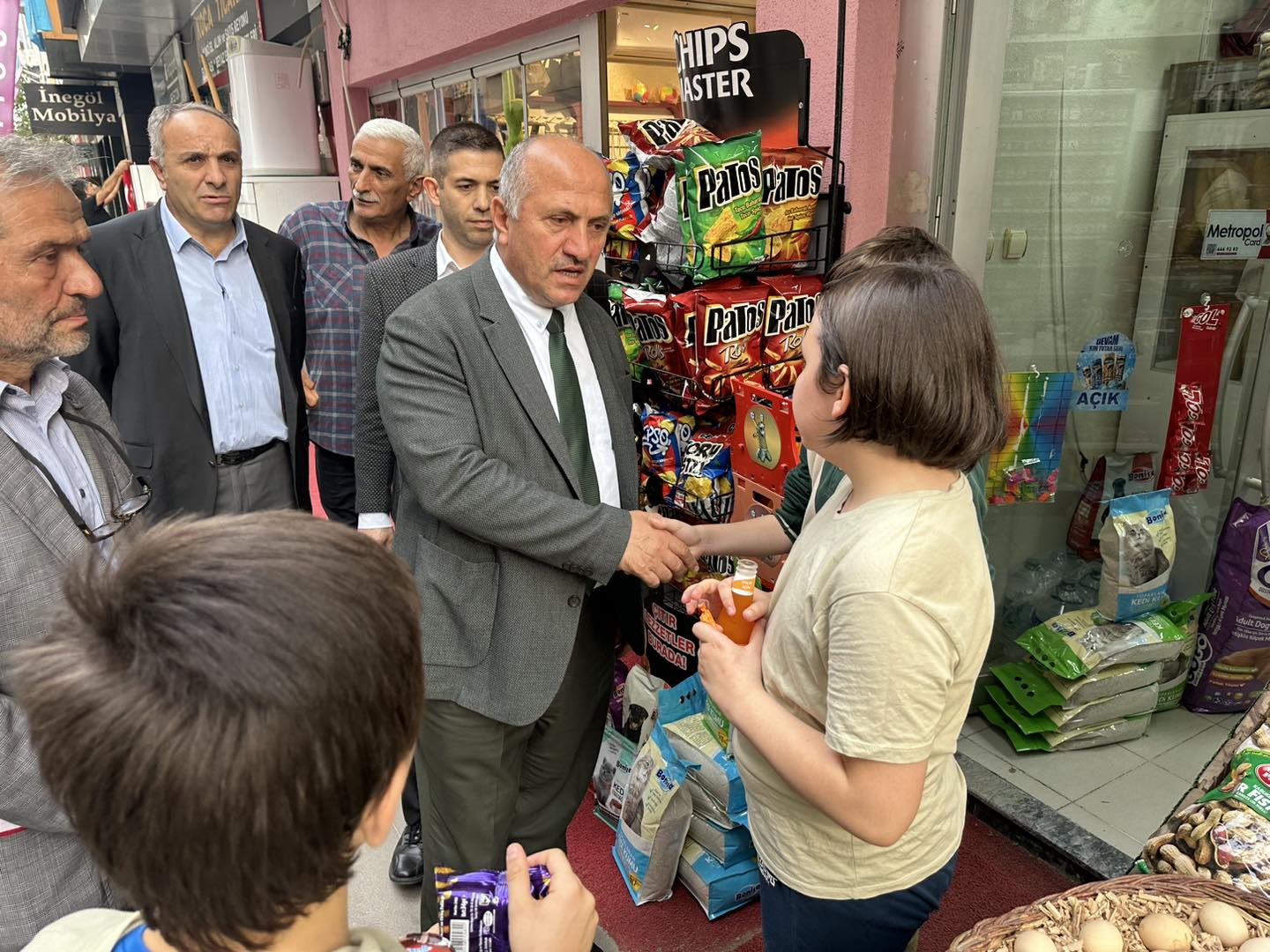 ESNAFIMIZA TÜRK BAYRAĞI DAĞITTIK