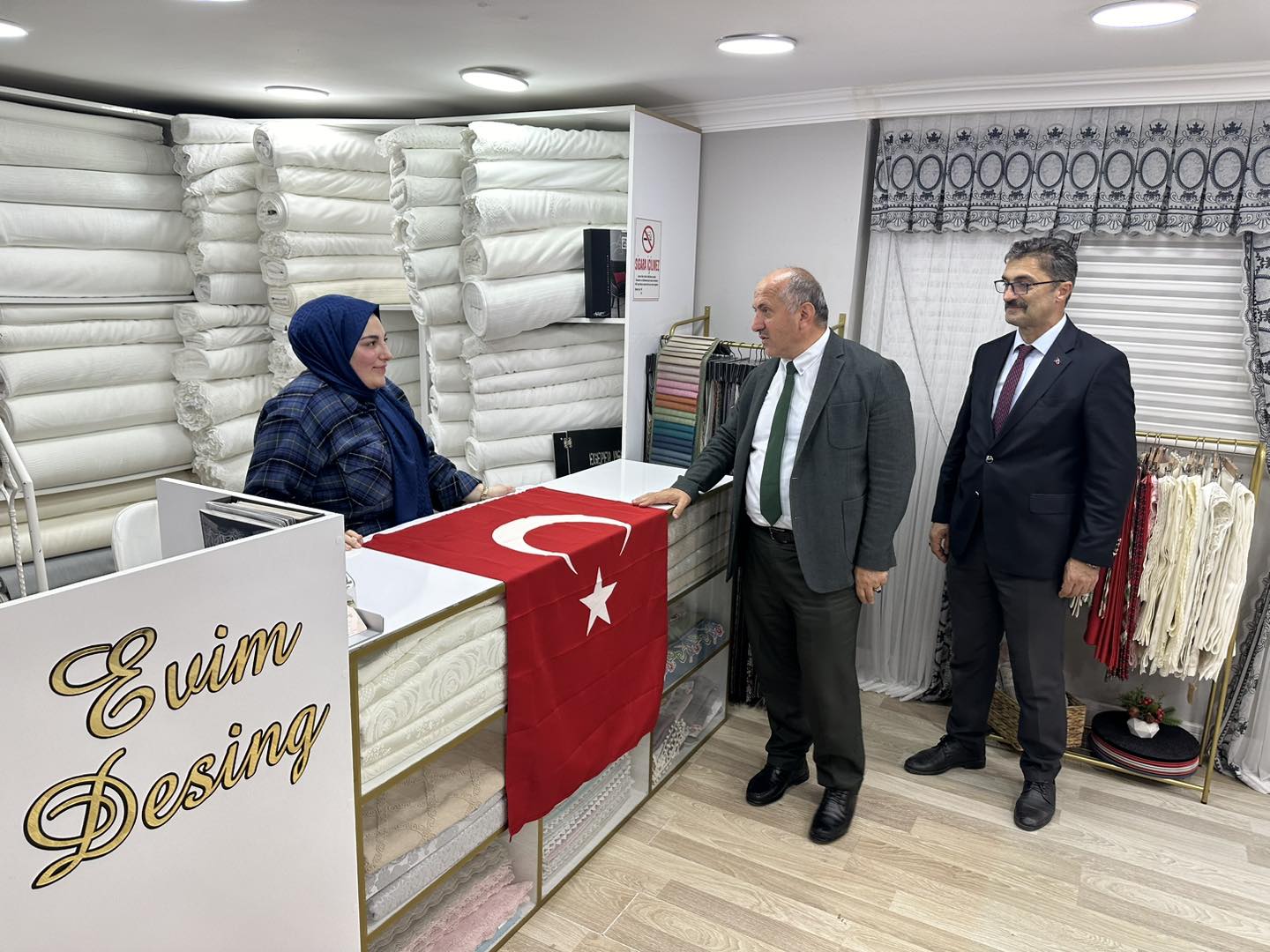 ESNAFIMIZA TÜRK BAYRAĞI DAĞITTIK