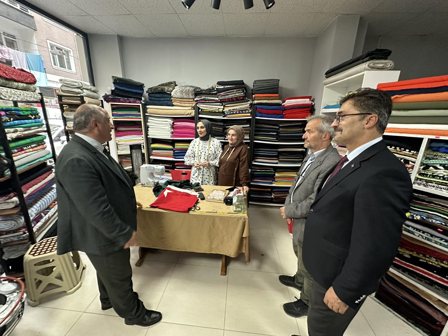 ESNAFIMIZA TÜRK BAYRAĞI DAĞITTIK