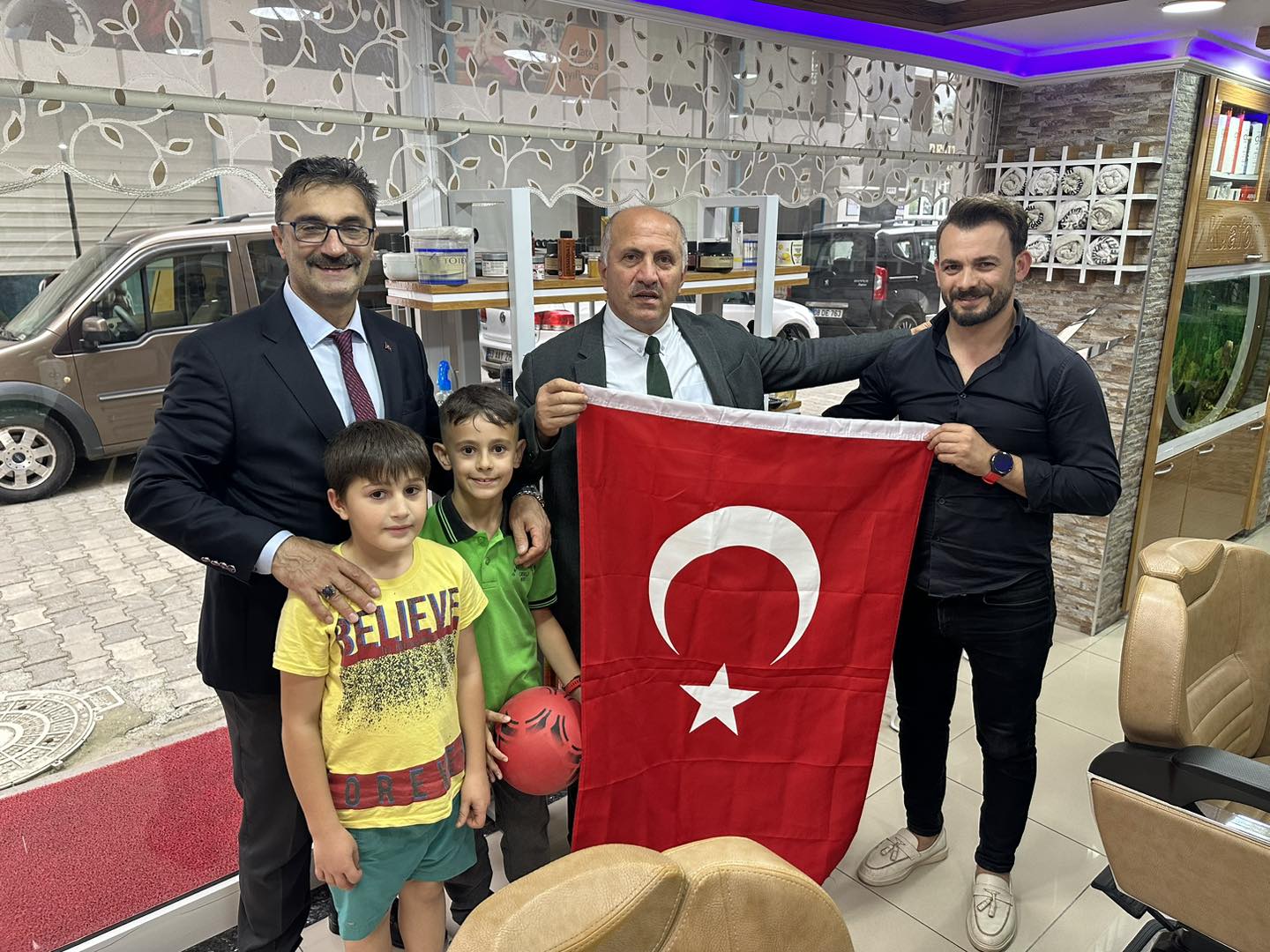ESNAFIMIZA TÜRK BAYRAĞI DAĞITTIK