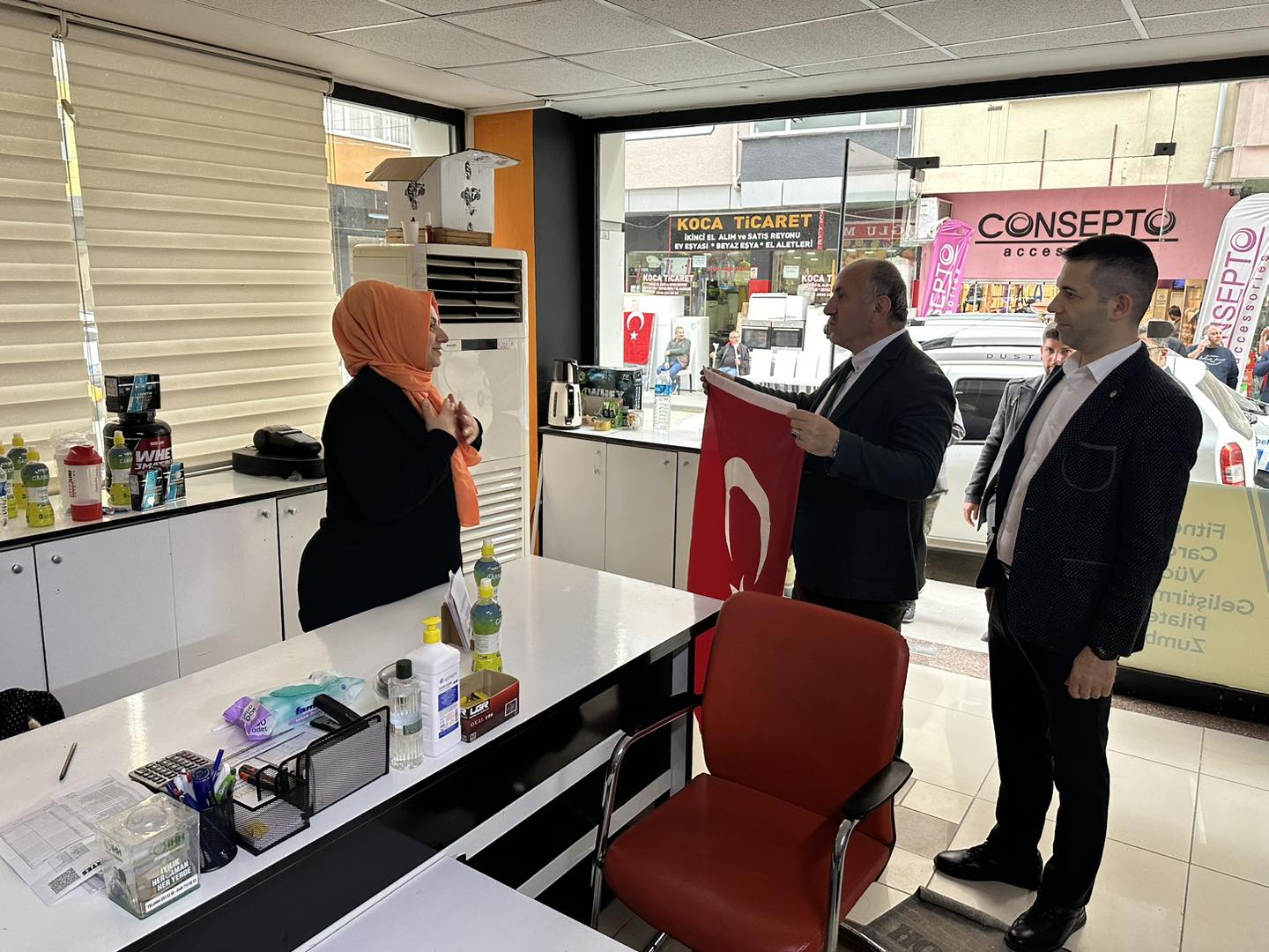 ESNAFIMIZA TÜRK BAYRAĞI DAĞITTIK