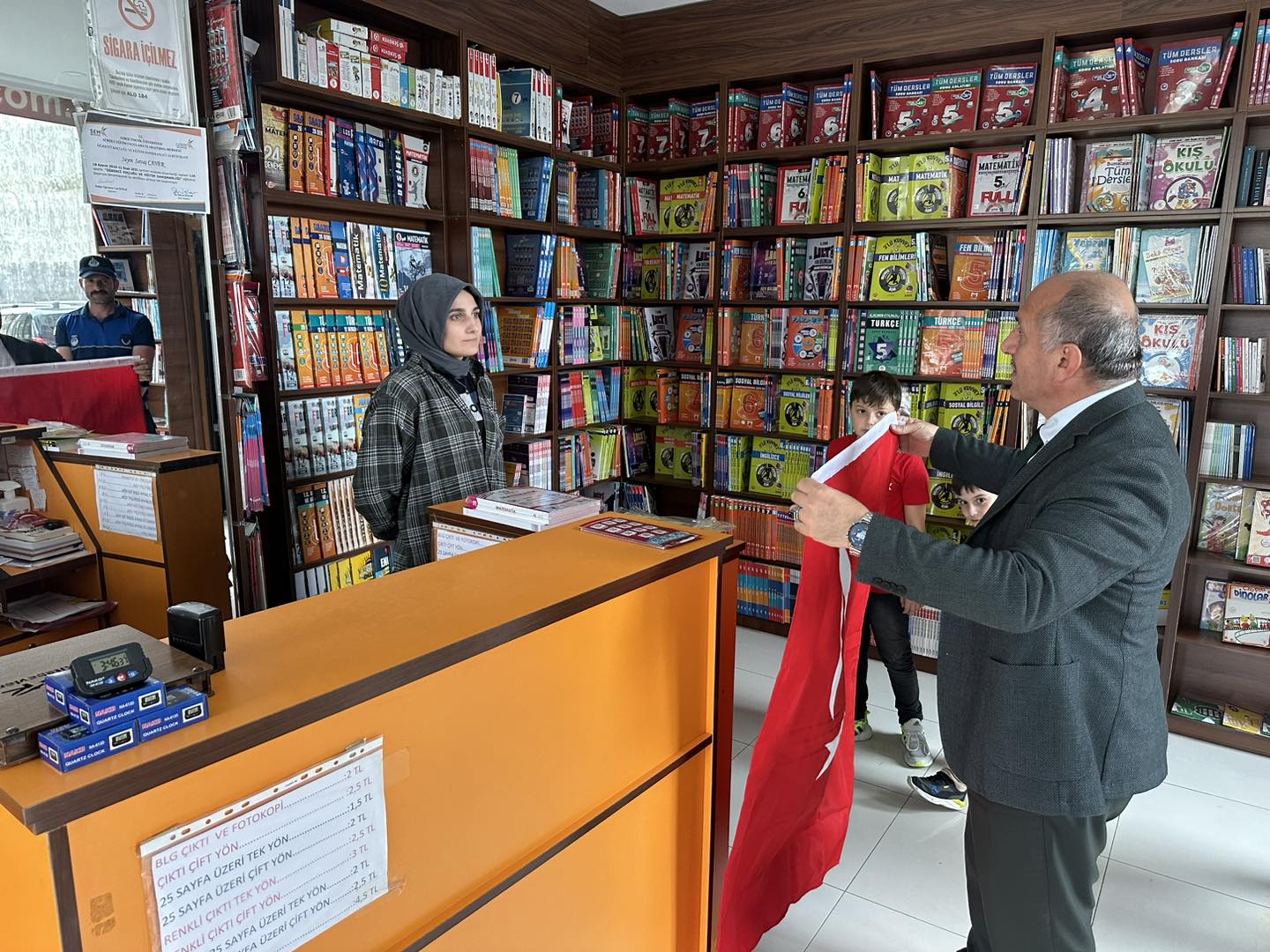 ESNAFIMIZA TÜRK BAYRAĞI DAĞITTIK