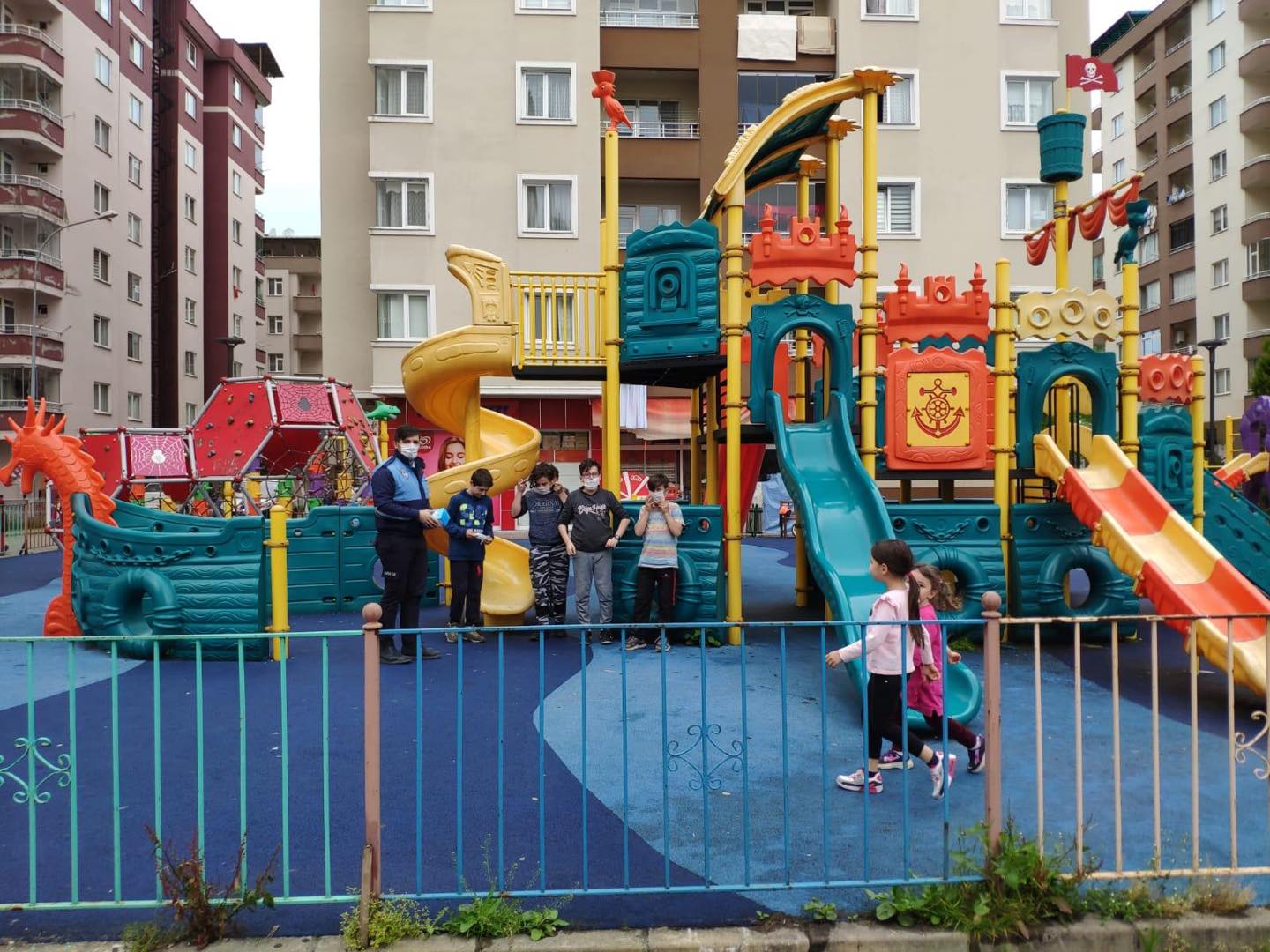 ÇOCUKLARIMIZA MASKE DAĞITILDI