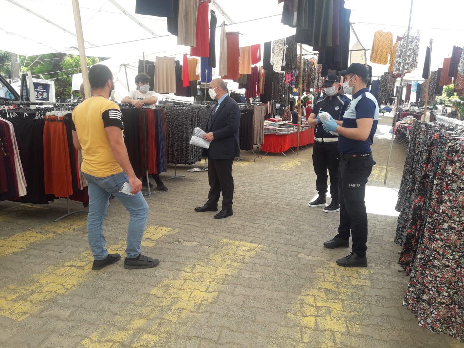 BAŞKANIMIZ GİYSİ PAZARINDA MASKE DAĞITTI