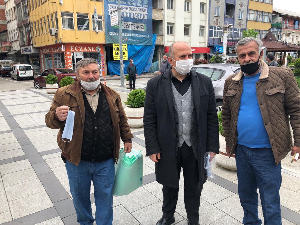 BAŞKANIMIZ 65 YAŞ ÜSTÜNE SOKAKTA MASKE DAĞITTI