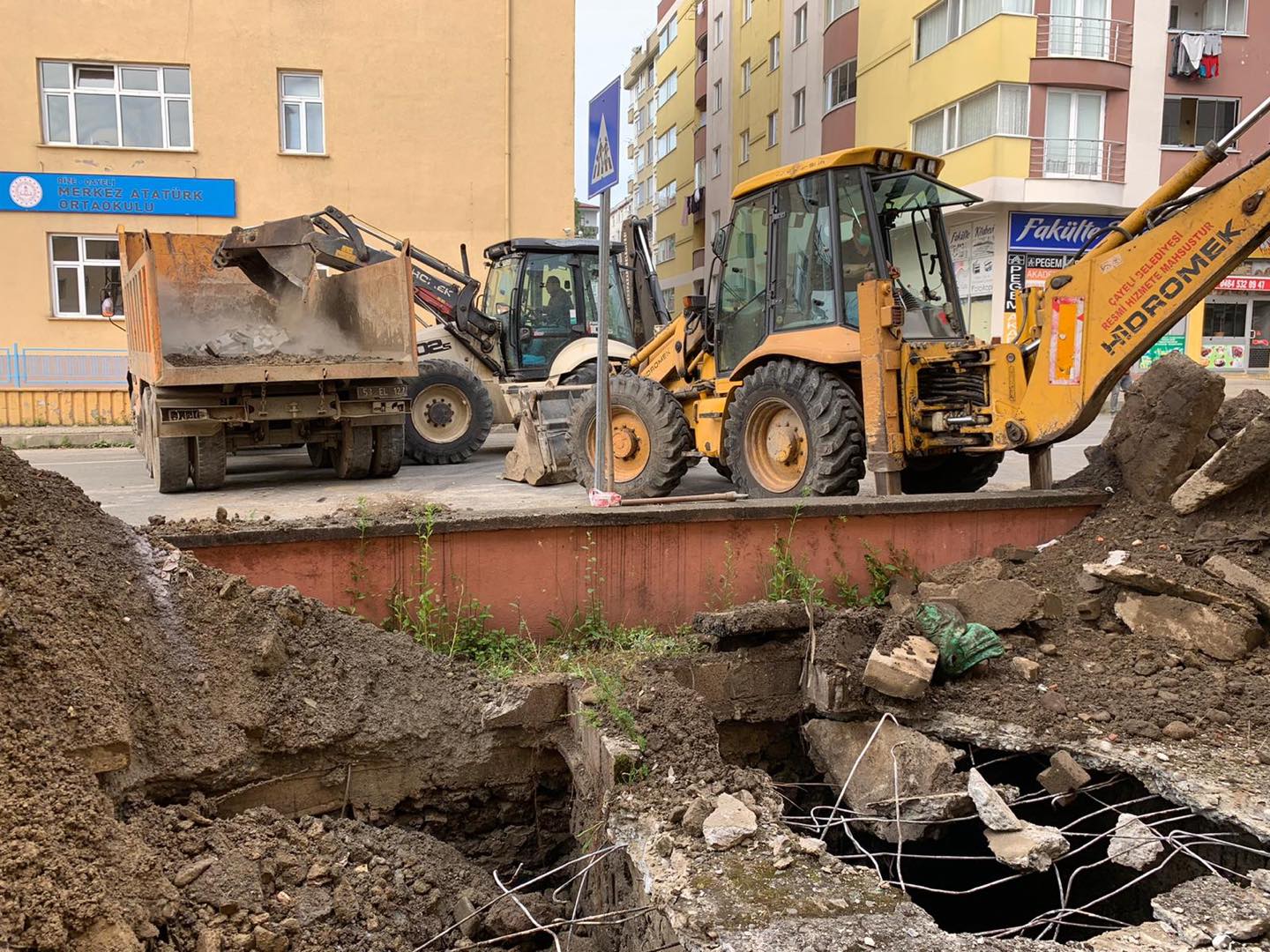 OKULLAR BÖLGESİNDE YOL GENİŞLETME ÇALIŞMASI