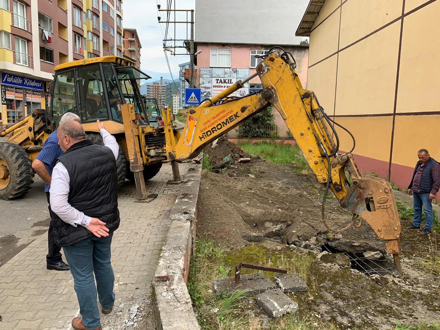 OKULLAR BÖLGESİNDE YOL GENİŞLETME ÇALIŞMASI