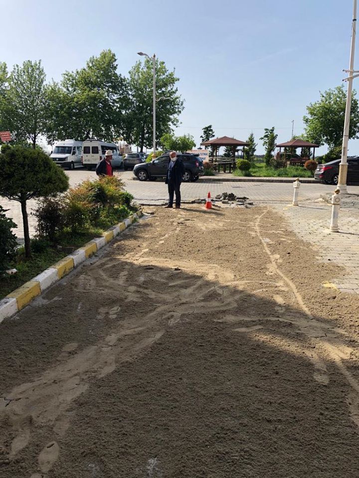 BELEDİYEMİZ ÖNÜNDE Kİ DEFORME OLMUŞ PARKELERİ YENİDEN YAPTIK
