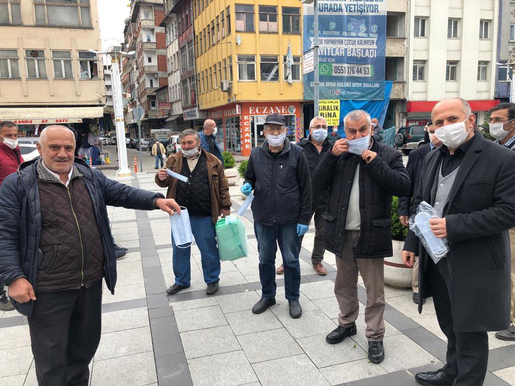 BAŞKANIMIZ 65 YAŞ ÜSTÜNE SOKAKTA MASKE DAĞITTI