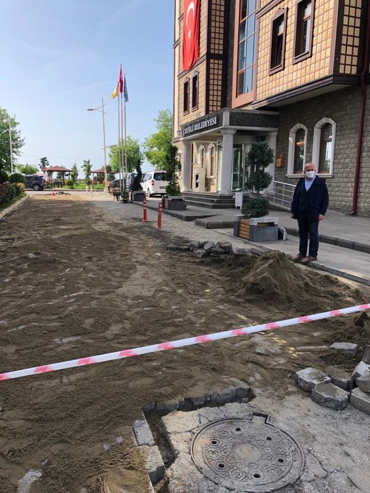 BELEDİYEMİZ ÖNÜNDE Kİ DEFORME OLMUŞ PARKELERİ YENİDEN YAPTIK