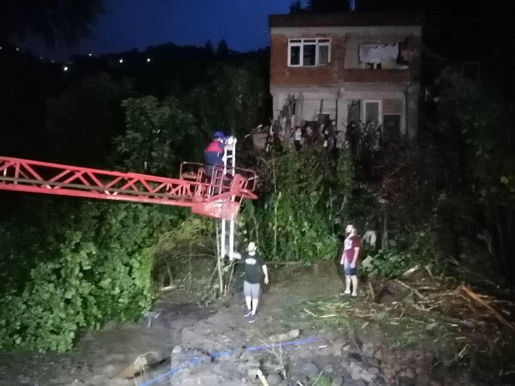 DEMİRHİSAR KÖYÜNDE MAHSUR KALANLAR KURTARILDI