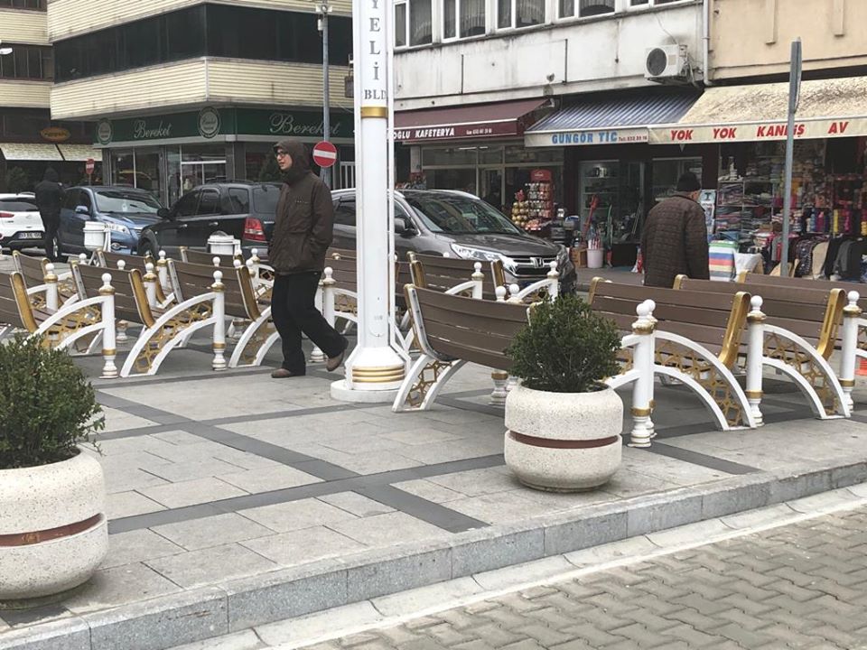 A.MESUT YILMAZ PARKINDAKİ BANKLARI KALDIRDIK 