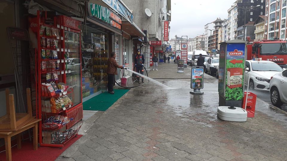 SOKAKLARI KÖPÜKLE YIKAYIP DEZENFEKTE EDİYORUZ