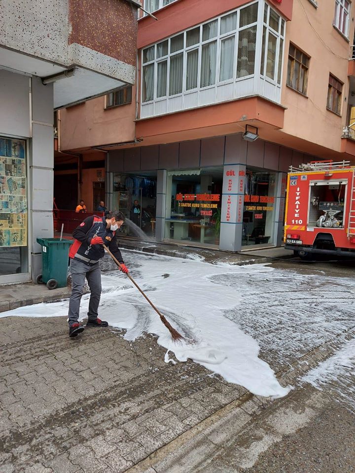 SOKAKLARI KÖPÜKLE YIKAYIP DEZENFEKTE EDİYORUZ