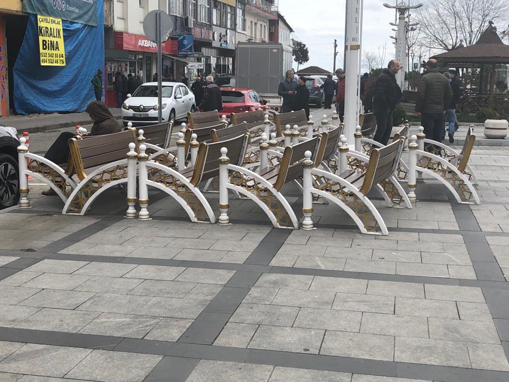 A.MESUT YILMAZ PARKINDAKİ BANKLARI KALDIRDIK 