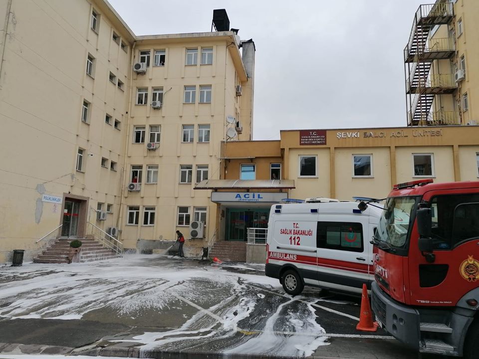 SOKAKLARI KÖPÜKLE YIKAYIP DEZENFEKTE EDİYORUZ