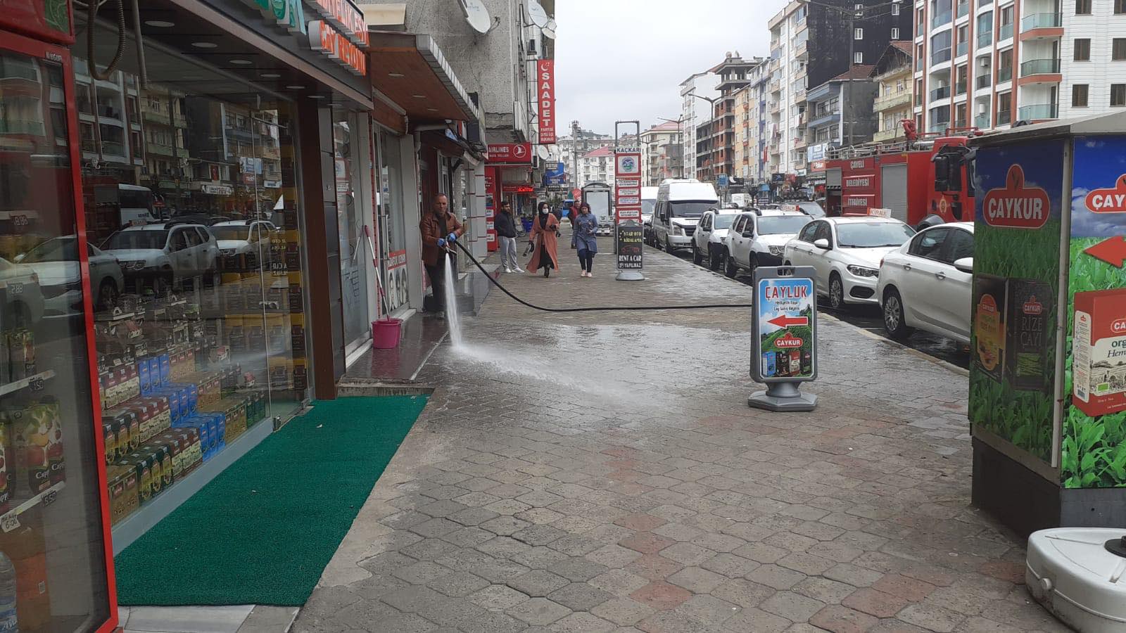 SOKAKLARI KÖPÜKLE YIKAYIP DEZENFEKTE EDİYORUZ