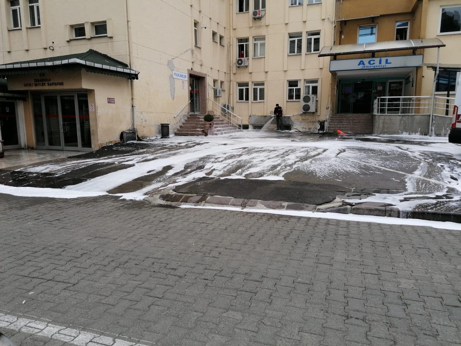 SOKAKLARI KÖPÜKLE YIKAYIP DEZENFEKTE EDİYORUZ