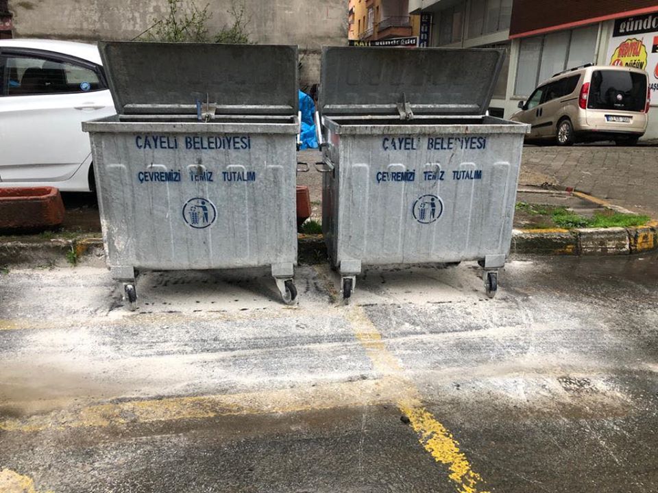 ÇÖP KONTEYNERLARININ  ETRAFINI KİREÇLENDİ