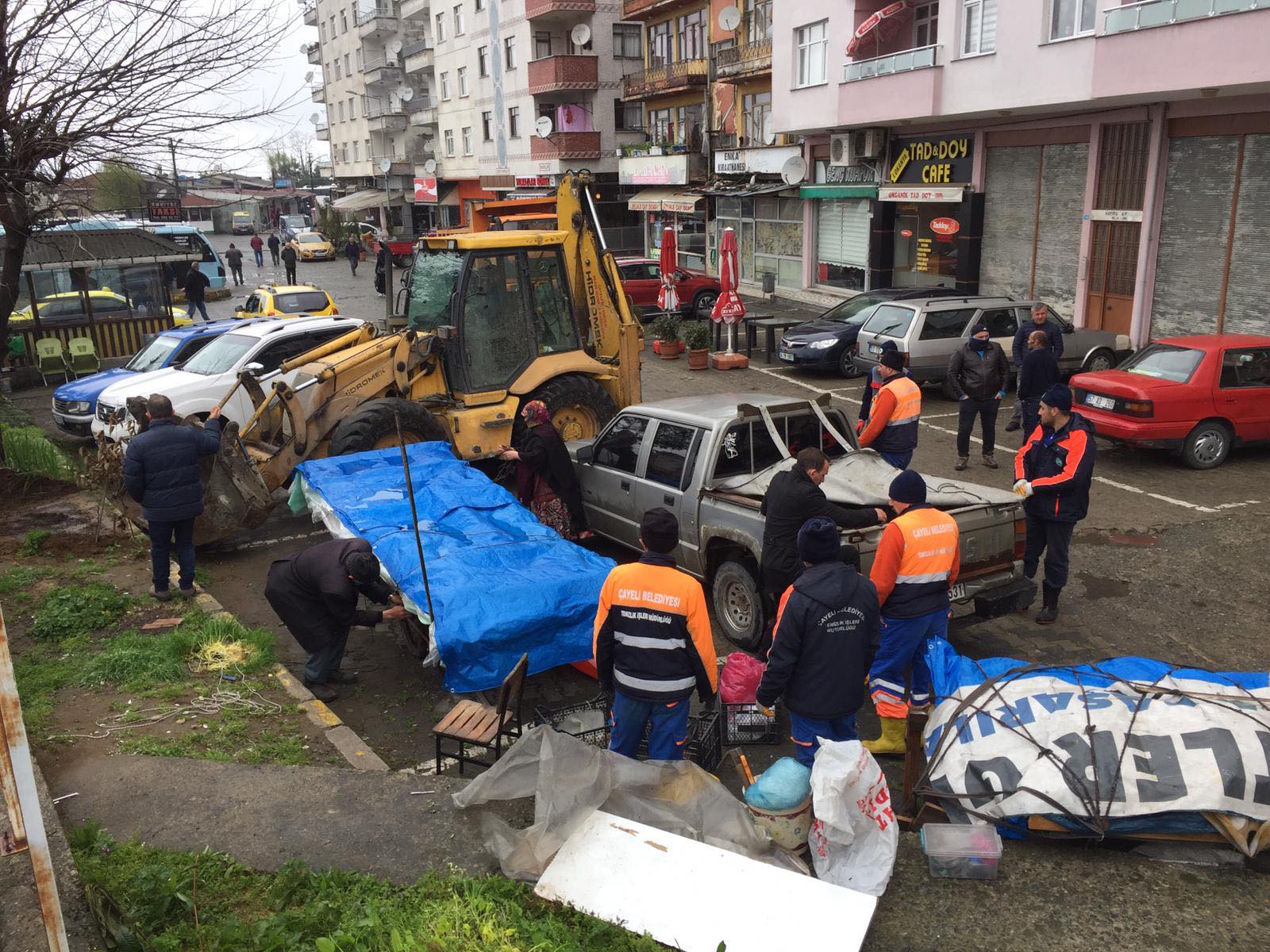 PAZAR YERİNDEKİ SERGİLERİ KALDIRDIK