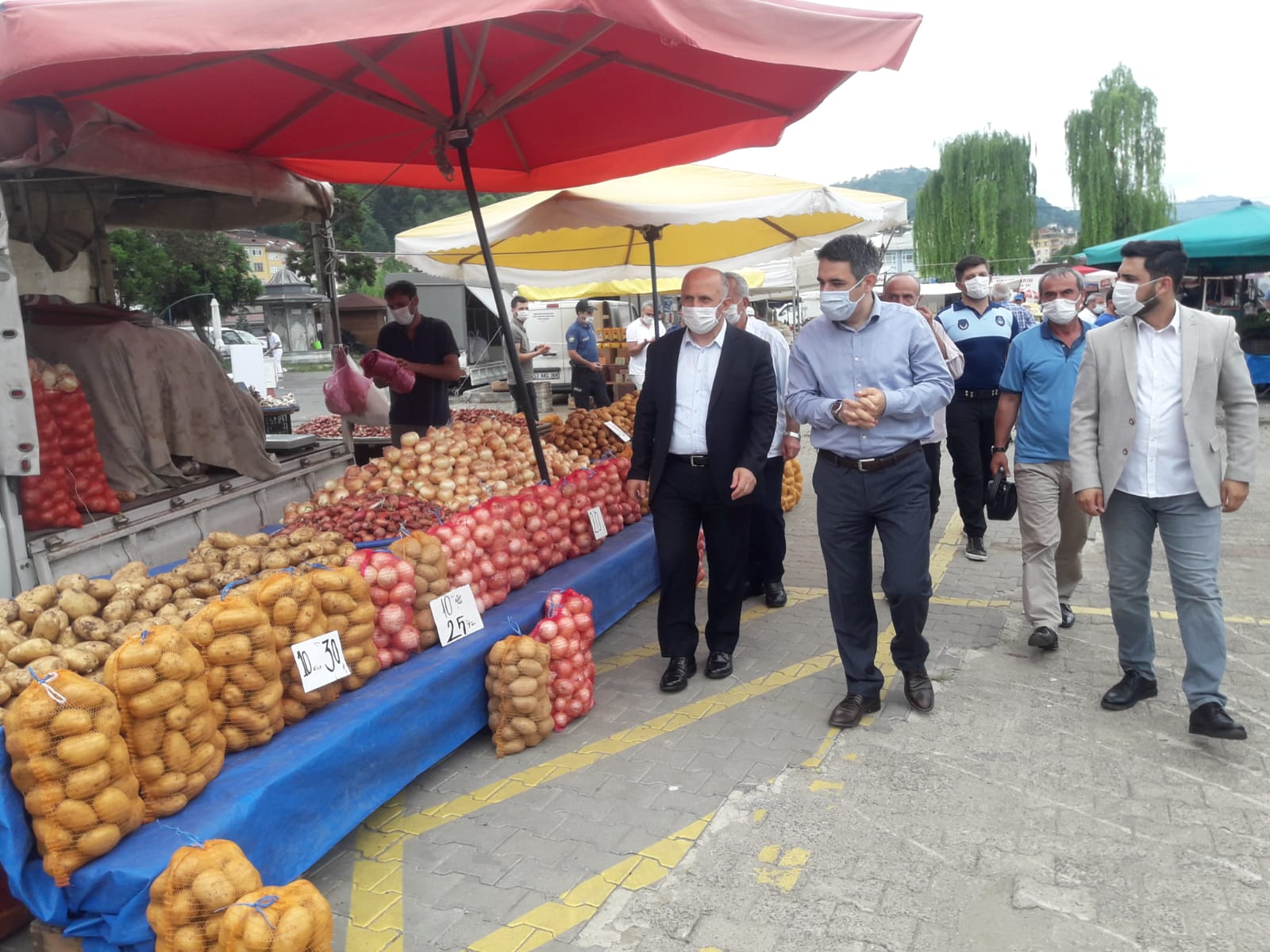 SEBZE-MEYVE PAZAR YERİNİ GEZDİLER