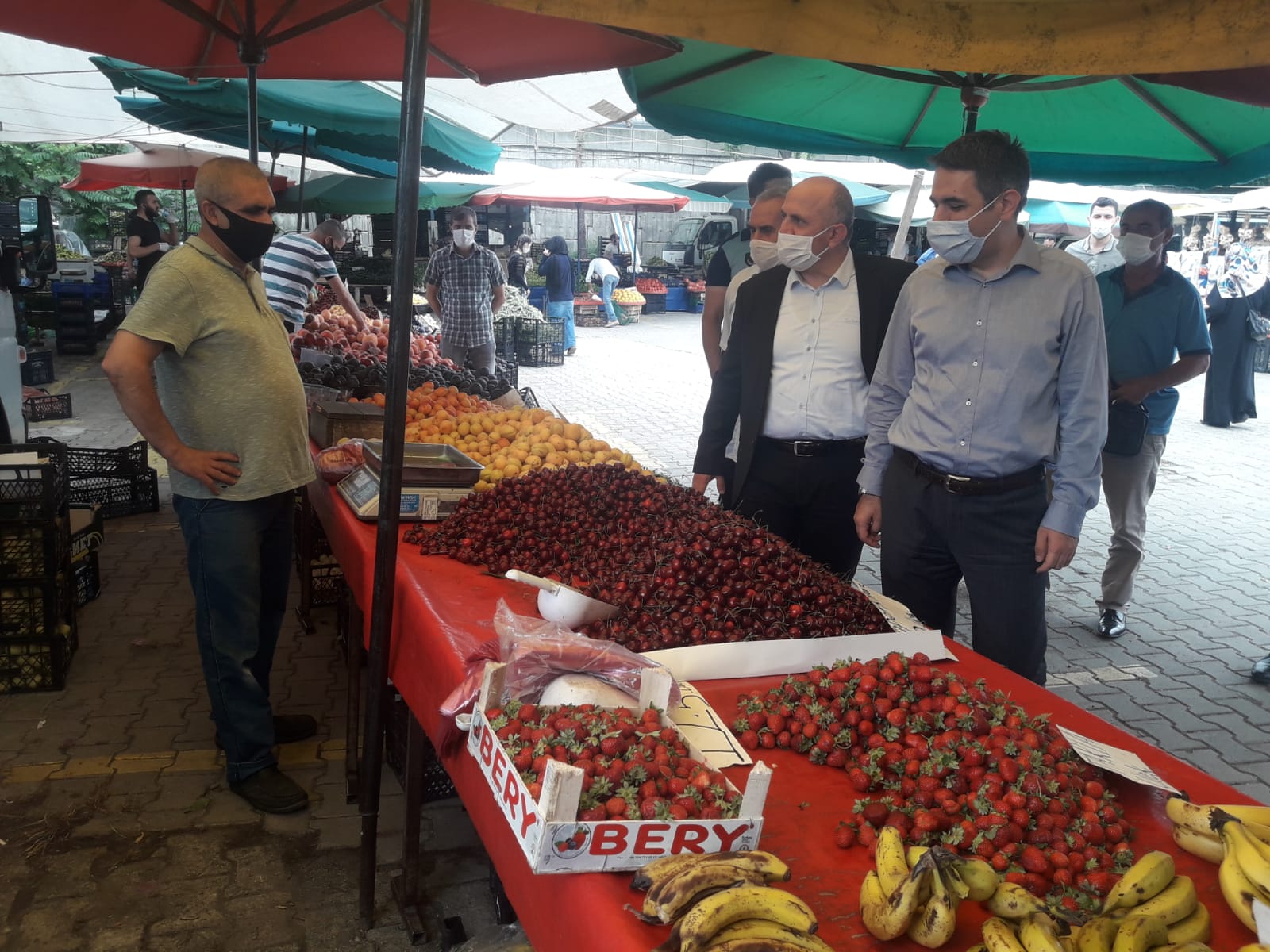 SEBZE-MEYVE PAZAR YERİNİ GEZDİLER
